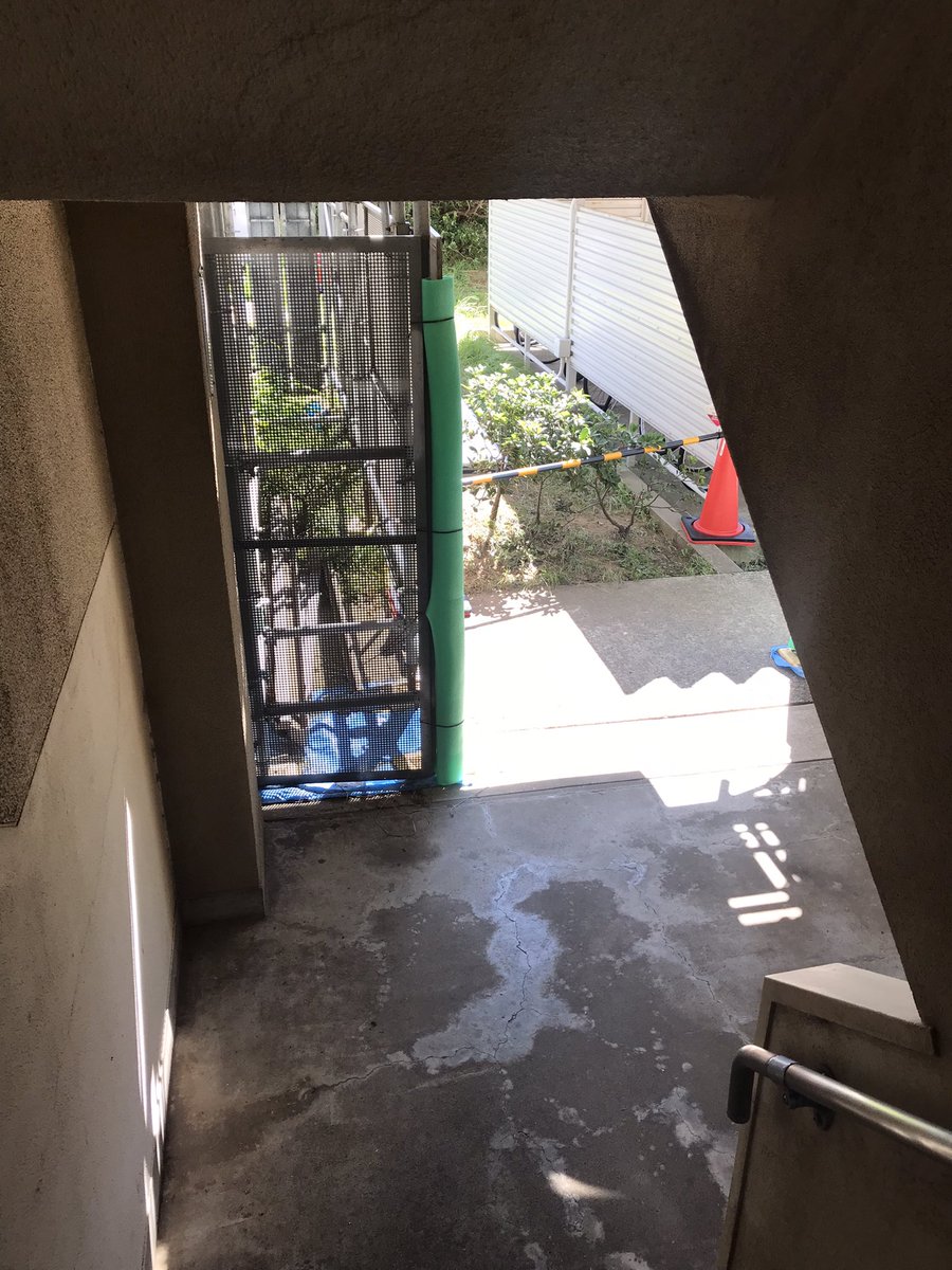 Lv_VESPA_GTS250's tweet photo. 今日はバイク屋さんにベスパ君を年内いっぱいまで預けに行きました。今月から  #ラビットハウスの外壁修繕  (塗装)が始まった為です。月極めで料金を支払い専用倉庫で保管です。色々心配をしたくないから料金は安心の対価かなと。では来年までさようなら。
#ベスパ
#ラビットハウスの休日(特休) https://t.co/FlvAbpRZYa