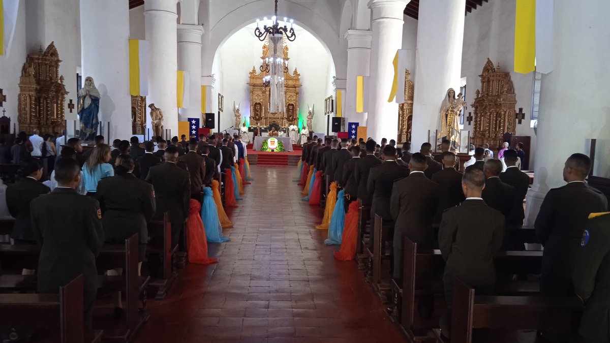 #Hoy📸||En conmemoración del 86° Aniversario de <a href="/GnbGaranteDePaz/">GNB Garantía de Paz!!!</a>, el GD. <a href="/ARNOSF/">GD. Félix Arnos Rodríguez</a> Cmdte de #ZODIFalcón celebró junto a demás Oficiales Generales y Almirantes Santa Misa de Acción de Gracias en la Catedral de la Basílica de Santa Ana de Coro.