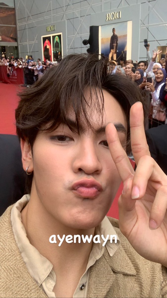 SUPMONE's tweet photo. thank you @ChenRcj take a selfie using my phone , tak tukar phone after this ‼️‼️ tk dpt sign tkpe janji dia amik phone nk amik gmbr

#JoongArchen #JOONGinKL #PoloRedxJoong https://t.co/hvnKu1Mjfy