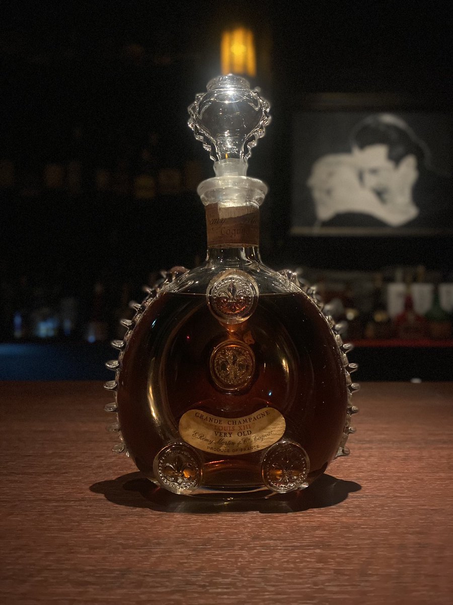 Bar_Le_Point's tweet photo. Louis XIII  Very Old

ついに抜栓しました。

ワンショット¥10000-
ハーフショット¥5000-
と高額です。

是非「お酒を愉しめる」方に味わって頂きたい1杯ですので
どうぞ緊張感と一緒に歴史、重みを愉しんでください。

#赤湯  #ルポワン  #lepoint  #南陽市　#bar #louisxiii #ルイ13世  #cognac https://t.co/0iiW49gAsx