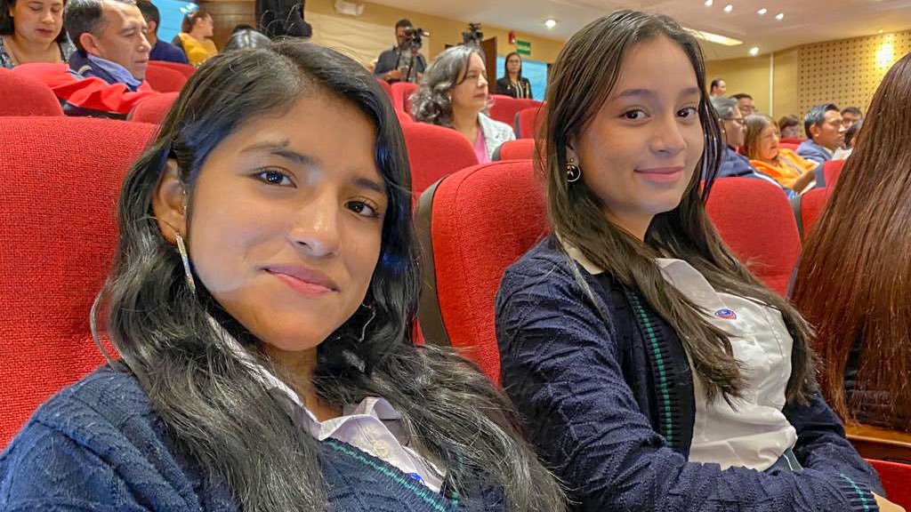 Educacion_Ec's tweet photo. 🔴 [FACEBOOK LIVE] Te invitamos a seguir en vivo el "3.º Encuentro Camino hacia la #TransformaciónEducativaEc: miradas y perspectivas de la investigación para la mejora de los aprendizajes", participa la ministra @mariabrownp.

El encuentro reúne a expertos nacionales e internacionales, a fin de generar espacios de diálogo, sobre los principales retos y desafíos de la educación. ➡️ https://t.co/uwaZ21HMca

📌 Preguntas y comentarios, interactúa en ➡️ https://t.co/PC4gzhs8PP

¡#NuestroTrabajoContinúa en beneficio del Ecuador!