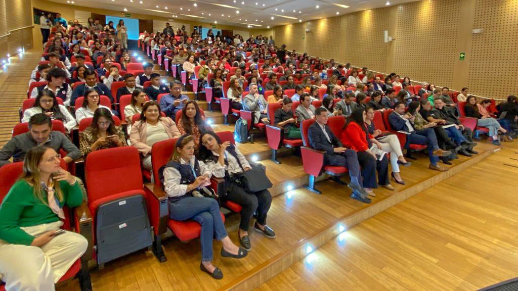Educacion_Ec's tweet photo. 🔴 [FACEBOOK LIVE] Te invitamos a seguir en vivo el "3.º Encuentro Camino hacia la #TransformaciónEducativaEc: miradas y perspectivas de la investigación para la mejora de los aprendizajes", participa la ministra @mariabrownp.

El encuentro reúne a expertos nacionales e internacionales, a fin de generar espacios de diálogo, sobre los principales retos y desafíos de la educación. ➡️ https://t.co/uwaZ21HMca

📌 Preguntas y comentarios, interactúa en ➡️ https://t.co/PC4gzhs8PP

¡#NuestroTrabajoContinúa en beneficio del Ecuador!