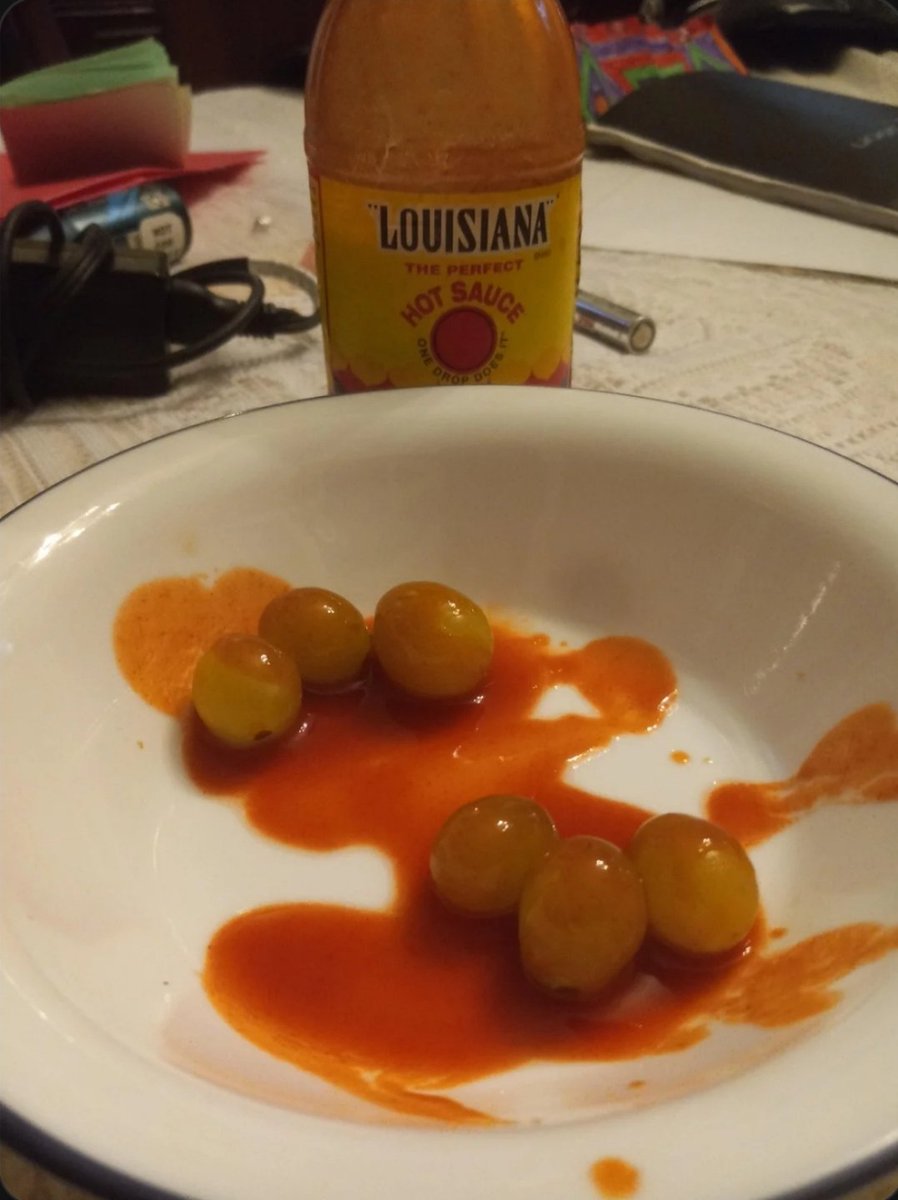 eatinerni's tweet image. Hot sauce and grapes #isthisathing