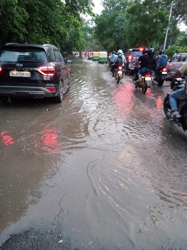 dtptraffic's tweet photo. Traffic Alert

Traffic is affected on Aurobindo Marg in the carriageway from IIT towards PTS Malviya Nagar due to waterlogging near Adchini red light. 
Commuters are advised to avoid the stretch. https://t.co/NRXjqkwAQI