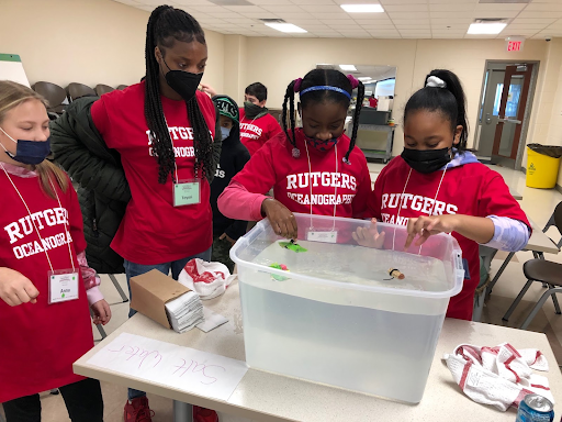 Summer isn't over & learning never stops @rutgersu kit Explorers of the Deep is a great way to keep your children engaged in STEM for the rest of the summer! Info tinyurl.com/2dar6fnk @rutgers_rucool @rutgerssebs @rutgersU @NJgov @nickelodeon @NOAA @unoceandecade @4h @corteva