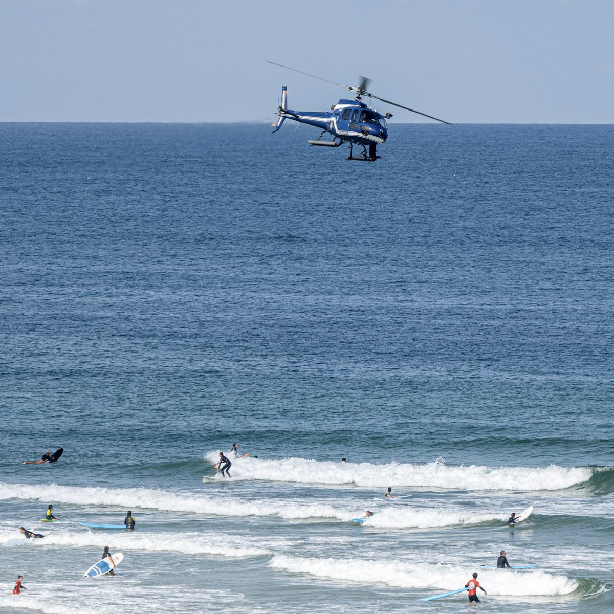 Interieur_Gouv's tweet image. #JeudiPhoto 🚁 ⎮Connaissez-vous l’hélicoptère Écureuil de la @Gendarmerie ?

Déployé en Nouvelle-Aquitaine, notamment à #Biscarrosse, il réalise chaque été plus de 100 interventions, dont des hélitreuillages en mer.

🚩 Pour votre sécurité, baignez-vous en zone surveillée !