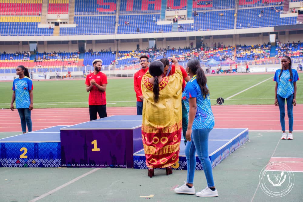 MinPP_Rdc's tweet photo. Prompte et disposée à servir loyalement la nation congolaise, son Excellence Mme la Ministre Nana MANWANINA KIUMBA était au four et au moulin pour honorer les athlètes qui ont gagné différentes médailles.

#RDC #kinshasa #IXejeuxdelafrancophonie
#NanaManwaninaKiumba
#MinPP_RDC https://t.co/DoxIRSPHZb