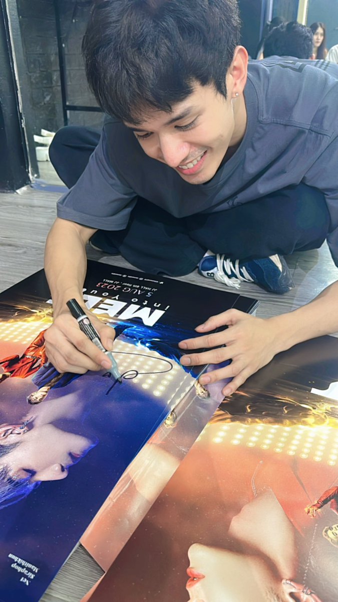 DomundiTV's tweet photo. Net James 1st Fan Concert🧊🔥

เน็ตเจมส์เซ็น Poster เตรียมให้กับแฟน ๆ ที่ได้รับ Fan Benefit : Poster (With Signed) ในงาน “Net James 1st Fan Concert” ค่ะ

🗓️ 5 AUG 2023
📍 JJ HALL 6th floor, JJ MALL
⏰ SHOWTIME : 16.00 น. I 4.00 PM

#NetJames1stFanCon https://t.co/8qcGRjSTfs