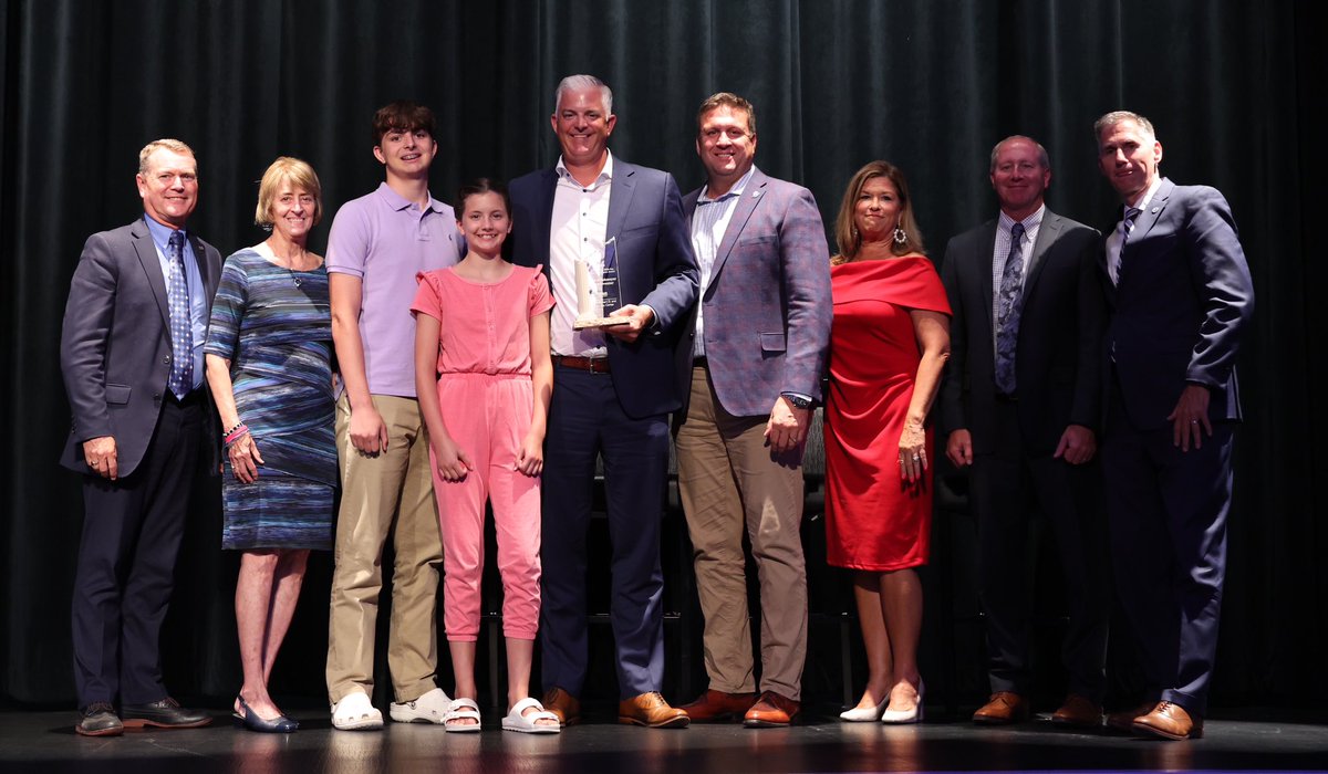 DrakeWBB's tweet photo. An award honoring the best 💙

Lisa Brinkmeyer VanDeventer received @TheRayCenter’s highest honor, the Robert D. and Billie Ray Pillar of Character Award, accepted on her behalf by her family.

🎥 https://t.co/mm5exginYw

#BeBlue https://t.co/vteiv1DIpm