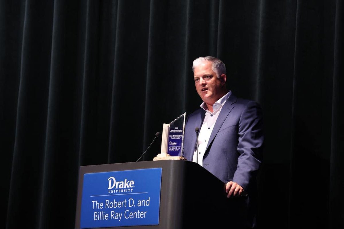 DrakeWBB's tweet photo. An award honoring the best 💙

Lisa Brinkmeyer VanDeventer received @TheRayCenter’s highest honor, the Robert D. and Billie Ray Pillar of Character Award, accepted on her behalf by her family.

🎥 https://t.co/mm5exginYw

#BeBlue https://t.co/vteiv1DIpm