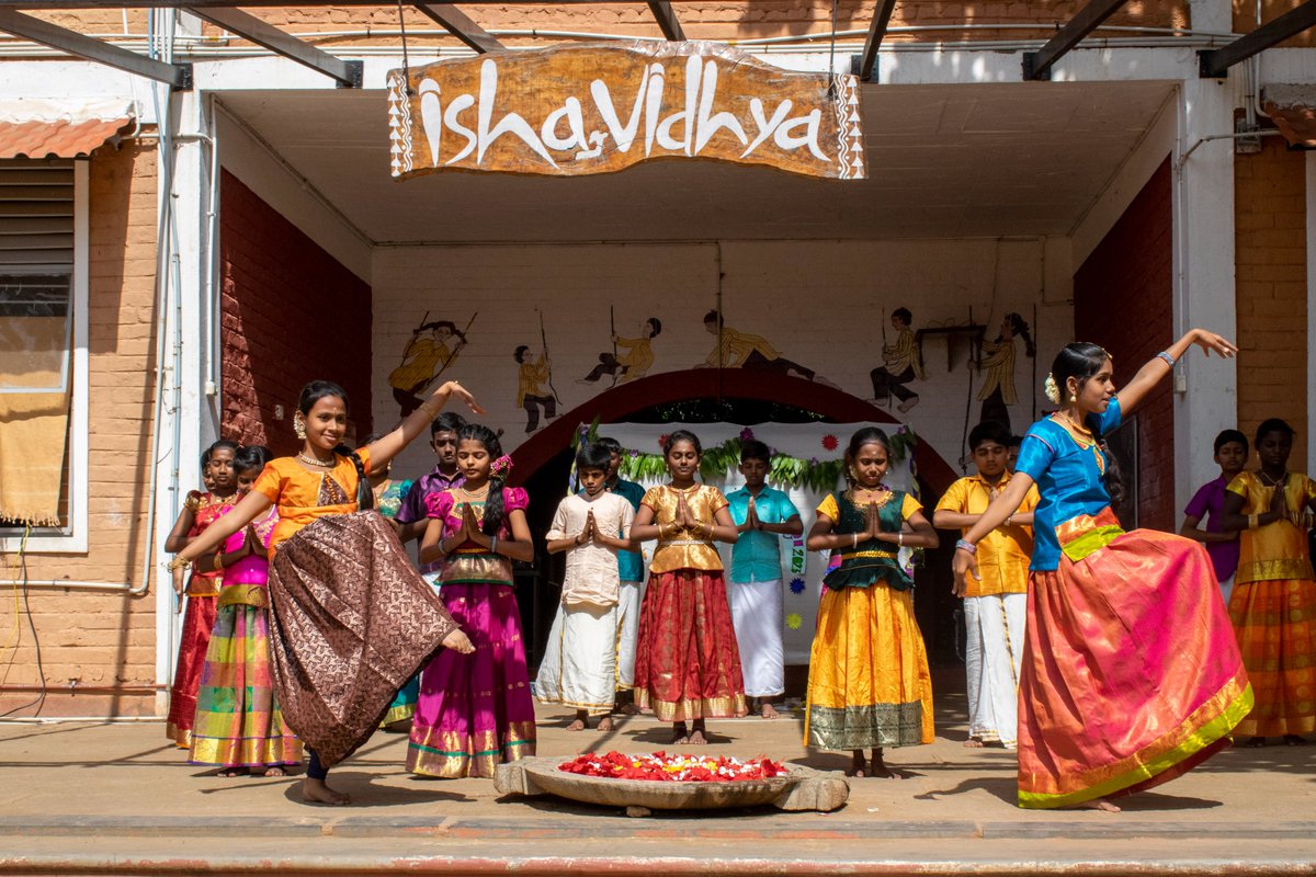 ishafoundation's tweet photo. Isha Vidhya students celebrated Aadi Perukku today, August 3rd, in full splendor. Aadi Perukku is a festival to express our gratitude for the monsoon season and water's life-nourishing properties.

The students were dressed in vibrant traditional clothes as they enthusiastically performed the traditional Kummi dance. This was followed by Mulapari — a ritual in which Navadhanyam (nine different types of grains) are carried to a water body, in the presence of Amman — the goddess of rain.

#AadiPerukku