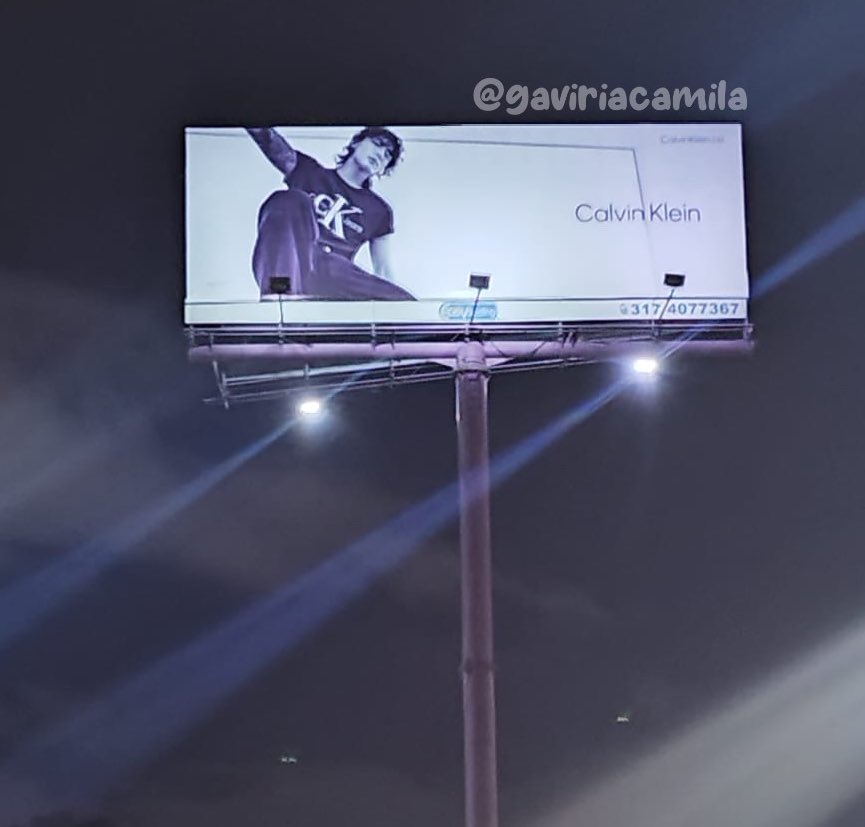 ARMYBogotaCol's tweet photo. 📌Visto en Bogota

Si van sobre la Av boyaca pasando el CC Titán Plaza hacia el norte podrán ver una Valla Publicitaria de @CalvinKlein con #JungKook en todo su esplendor, qué fue instalada hace poco. Si la ven tomenle muchas fotos, eso si, teniendo el mayor cuidado en el sector 💜 

¿Ustedes ya habían visto esta valla? 

Créditos a @GaviriaCamila por la foto y a @/angieherrerasalgado en IG por la info de la valla