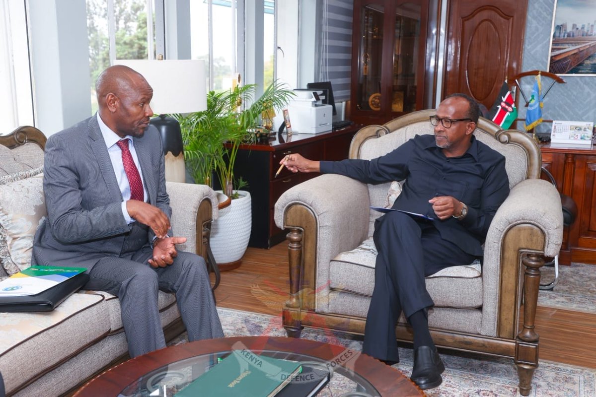 kdfinfo's tweet photo. The Cabinet Secretary for Defence Hon. Aden Duale has today hosted the Director of the Eastern Africa Standby Force (EASF) Brigadier Peter Njema who paid him a courtesy visit at the Defence Headquarters in Nairobi. https://t.co/cdlWIASxVG https://t.co/GMRCr8BCoF