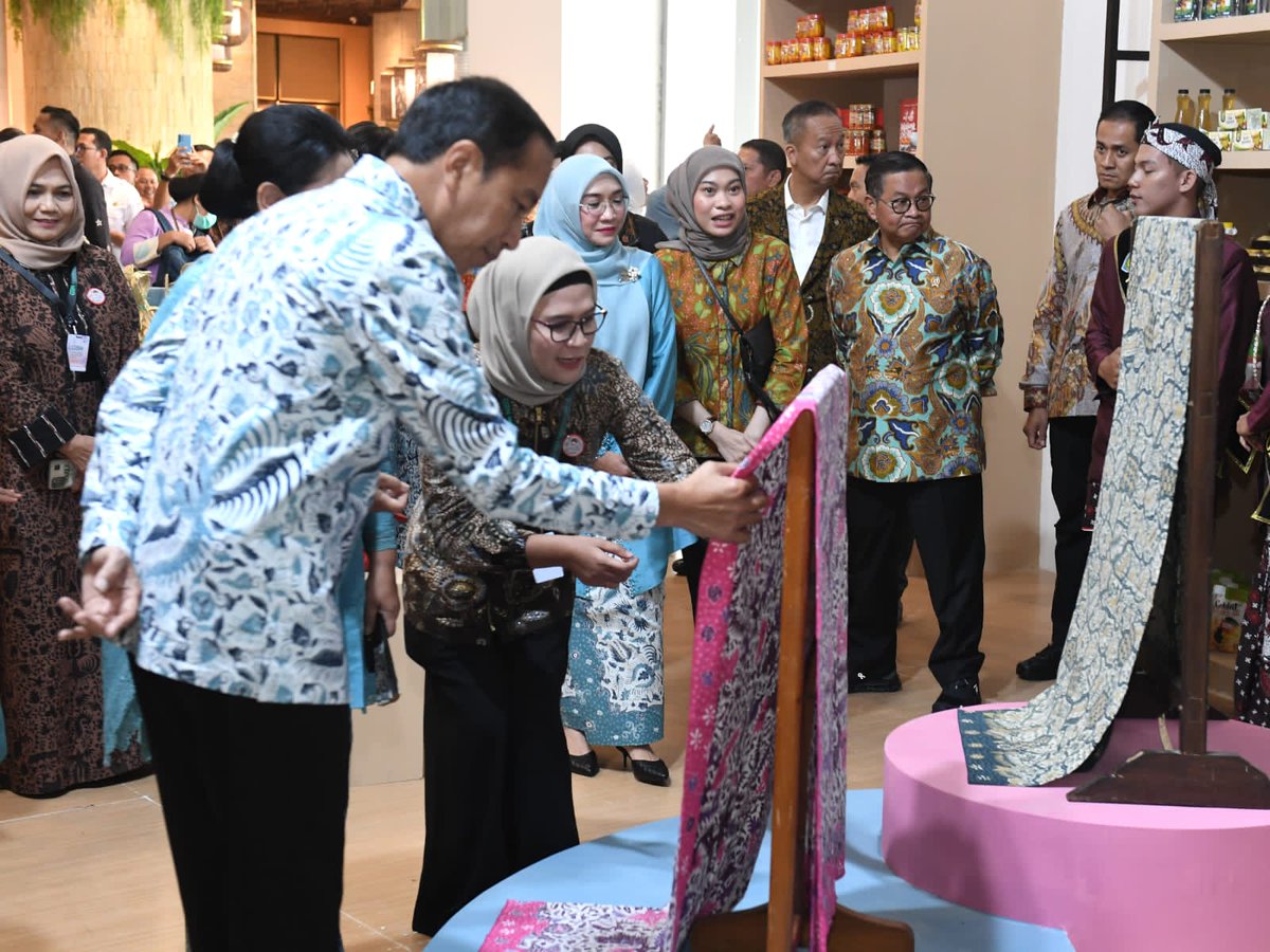 Bangga kain batik Lokcan khas Indramayu, dipakai bapak Presiden Jokowi ketika membuka acara Gelar Batik Nusantara di Senayan Park Mall Jakarta,  2 Agustus 2023. Bersama Bupati Indramayu Ibu #Nina_Agustina.
#Bupati_Indramayu
#Indramayu_Bermartabat
#Batik_Indramayu
