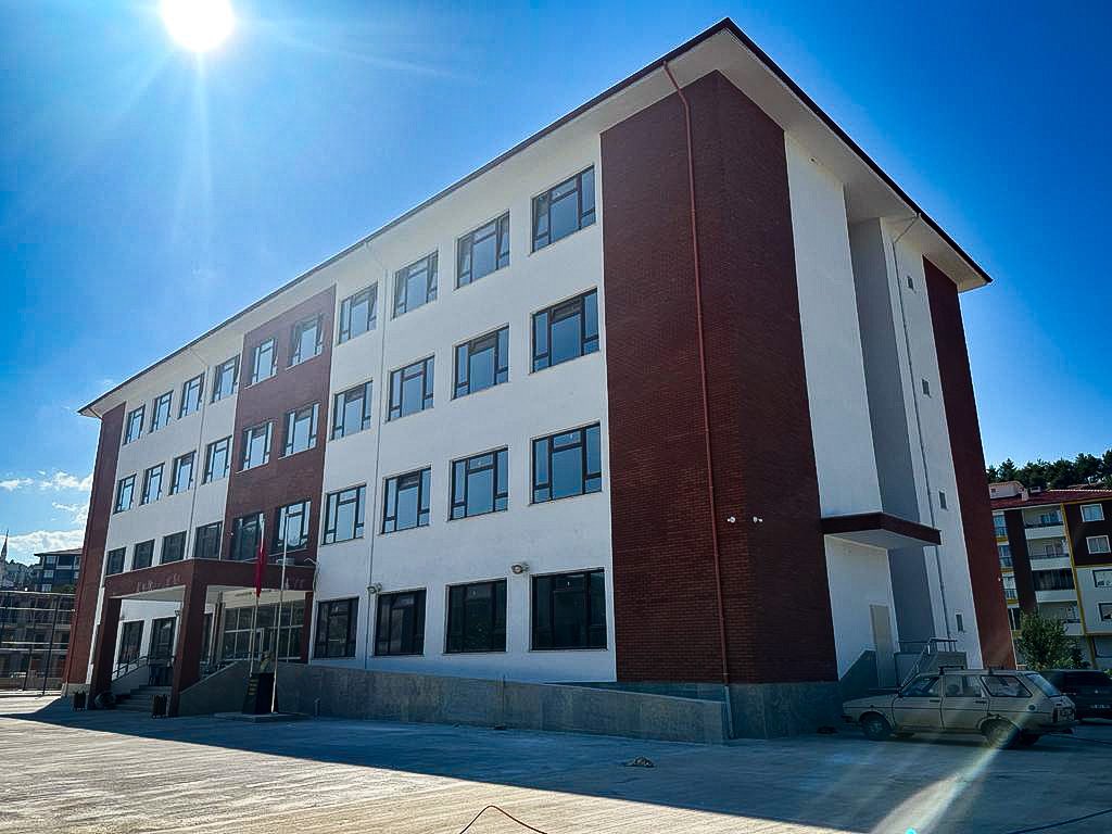 Boyabat ilçemizde 16 derslikli Necdet Küçükbaş Ortaokulumuzun inşaatı TAMAMLANDI.

İnşallah yeni eğitim öğretim yılında öğrencilerimize kapılarını açacak. 

Boyabatımıza ve eğitim camiamıza hayırlı olsun.