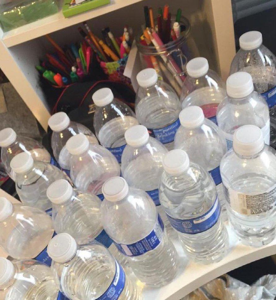 Belgium_Tweets's tweet photo. Laat me nog een fles water pakken voor ik naar mijn kamer ga

Mijn kamer: https://t.co/OeQjkoGCxA