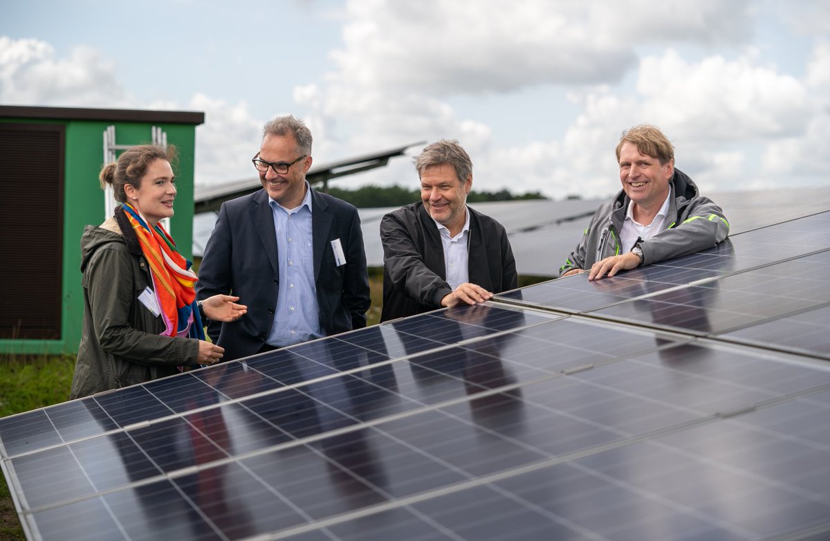 bne_news's tweet photo. Biodiverse #AgriPV verbindet #Energiewende mit #Artenschutz &amp; Landwirtschaft. Robert Habeck betonte im #Solarpark Klein Rheide: „Wir brauchen diese Form der Mehrfachnutzung jetzt in der ganzen Breite, um Gigawatt zu erreichen.“ https://t.co/fCQItTxCwZ https://t.co/su5krNTw3Q