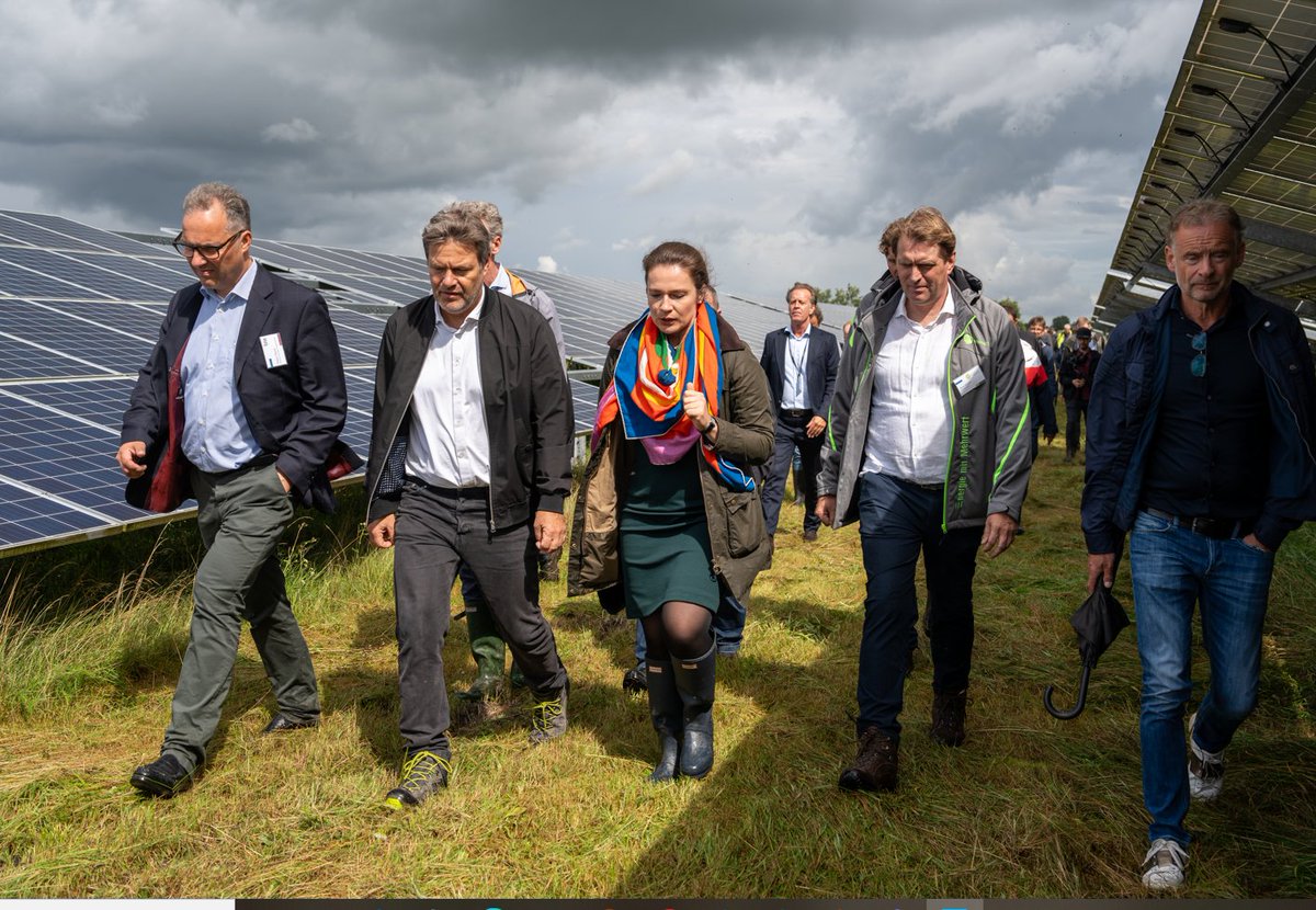 bne_news's tweet photo. Biodiverse #AgriPV verbindet #Energiewende mit #Artenschutz &amp; Landwirtschaft. Robert Habeck betonte im #Solarpark Klein Rheide: „Wir brauchen diese Form der Mehrfachnutzung jetzt in der ganzen Breite, um Gigawatt zu erreichen.“ https://t.co/fCQItTxCwZ https://t.co/su5krNTw3Q