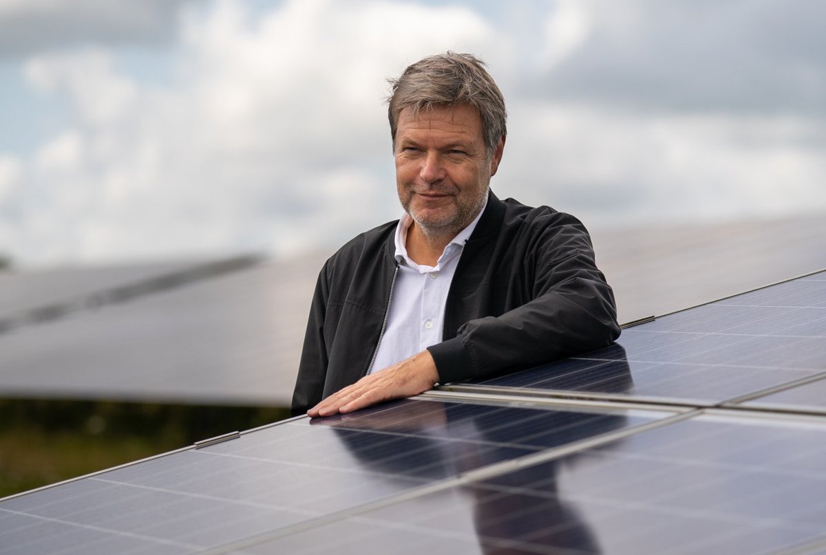 bne_news's tweet photo. Biodiverse #AgriPV verbindet #Energiewende mit #Artenschutz &amp; Landwirtschaft. Robert Habeck betonte im #Solarpark Klein Rheide: „Wir brauchen diese Form der Mehrfachnutzung jetzt in der ganzen Breite, um Gigawatt zu erreichen.“ https://t.co/fCQItTxCwZ https://t.co/su5krNTw3Q