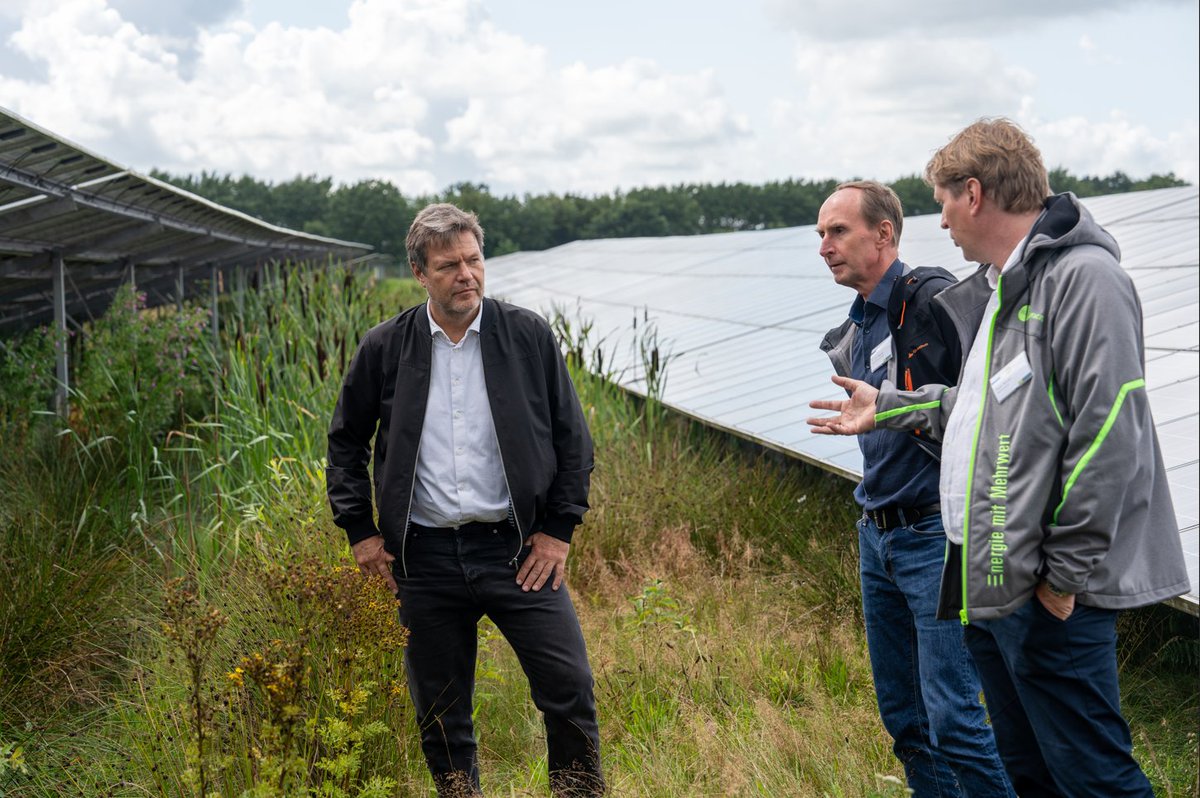 bne_news's tweet photo. Biodiverse #AgriPV verbindet #Energiewende mit #Artenschutz &amp; Landwirtschaft. Robert Habeck betonte im #Solarpark Klein Rheide: „Wir brauchen diese Form der Mehrfachnutzung jetzt in der ganzen Breite, um Gigawatt zu erreichen.“ https://t.co/fCQItTxCwZ https://t.co/su5krNTw3Q