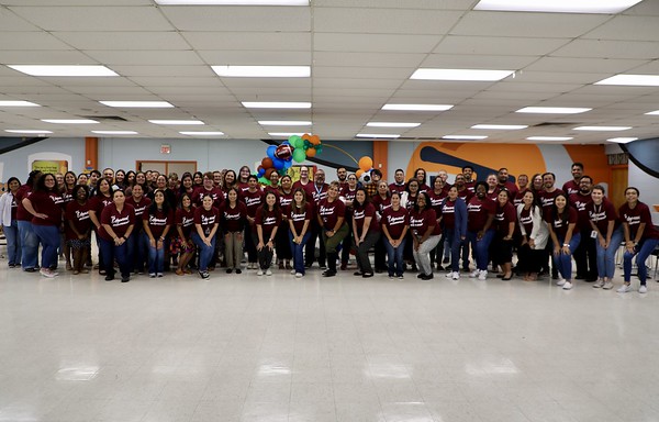 What a happy group of new teachers wearing the Team Edgewood t-shirt provided by EISD Human Resources Department! They also received a swag bag during the onboarding process. <a href="/EISDofSA/">Edgewood ISD</a> <a href="/EISDHR1/">EISD Human Resources</a> <a href="/DrH_OnTheEdge/">Doctor.H 🇲🇽🇺🇸</a>