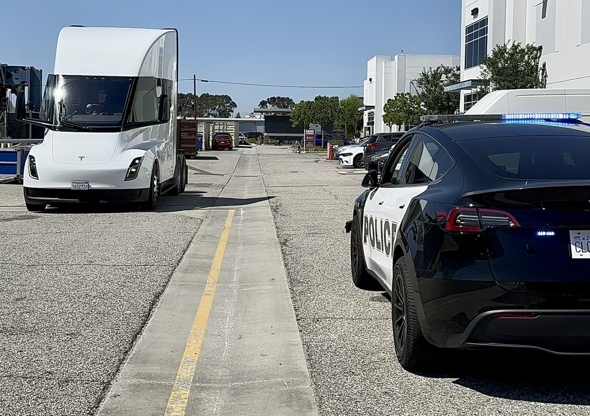 A̴ ̴b̴e̴t̴t̴e̴r̴ ̴f̴u̴t̴u̴r̴e̴ ̴a̴w̴a̴i̴t̴s̴
A better future is here
UPfit Police Car x Tesla Semi