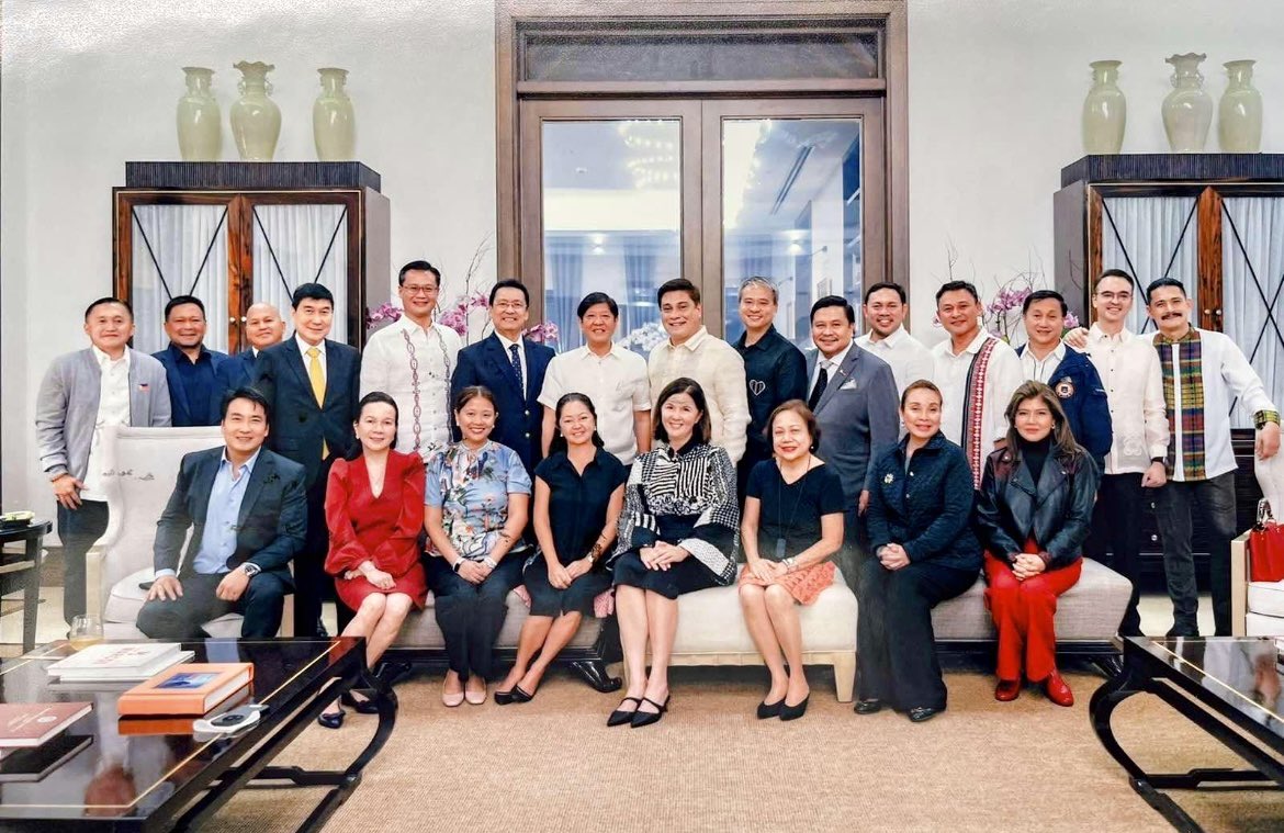 isabelmerana's tweet photo. May padinner pala ang first couple sa palasyo noong Wednesday. Kahapon yun, amidst the rain and flood! Who are missing from the photo? ~ctto~ https://t.co/PknhR5Sgnj