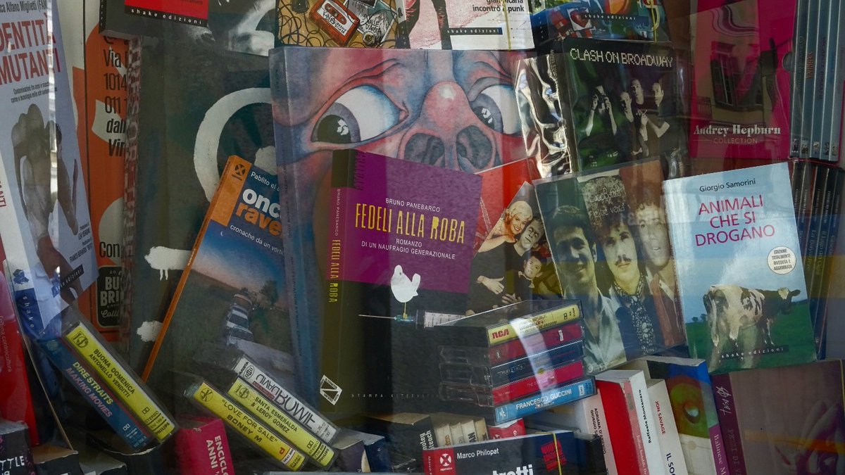 _innocentwild's tweet photo. I King Crimson incastrati tra i libri https://t.co/wi2ZcpIJ68