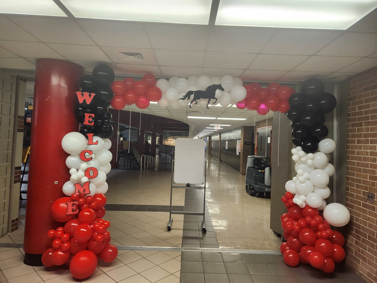whsmustangs's tweet photo. Welcome back to our Magnificent Mustang Staff! @LauraH1431 @TraWalker3 https://t.co/Qn4vWMbEzM
