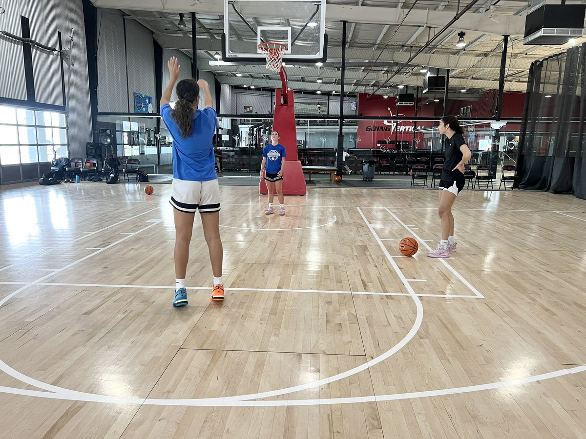 CoachBarnes1's tweet photo. Another day .. another opportunity to get better! #KeepWorking 📈🏀 https://t.co/wPSqtEWB6q