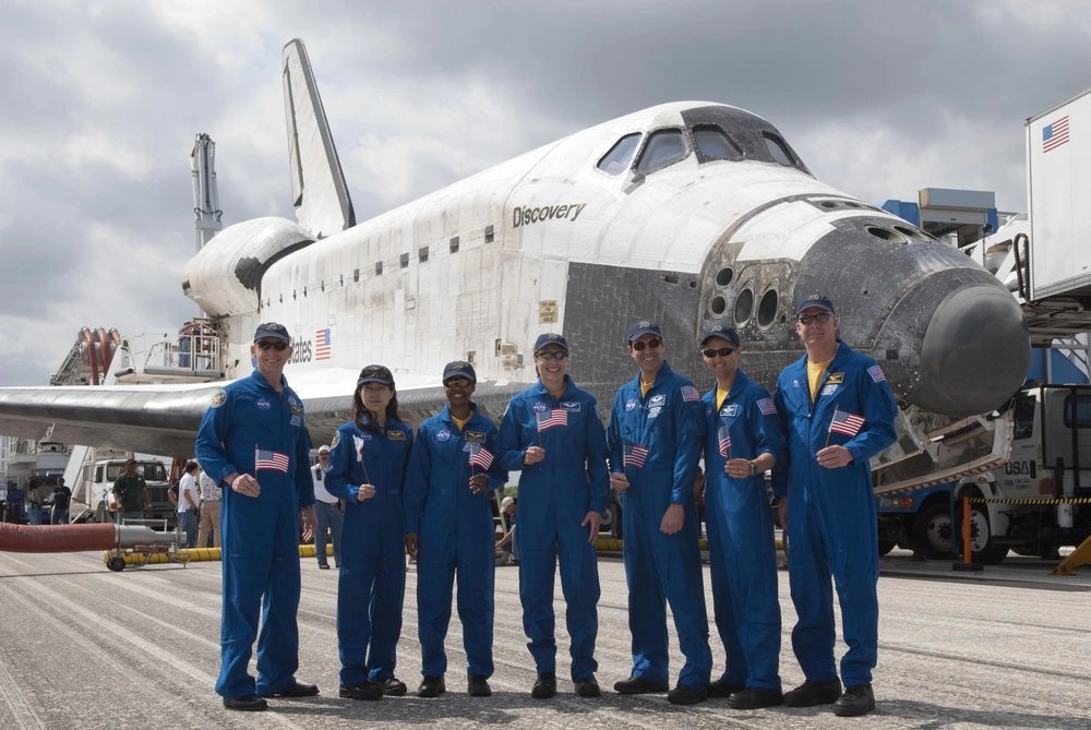 Astro_Clay's tweet photo. Gear down at 300 ft altitude, with drag chute deploy post-TD to the runway. Exciting memories, and note #STS131 #Discovery CDR #AlanPoindexter "Dex" had the second-best landing in the history of the #SpaceShuttleProgram (135 missions). #RIPDex https://t.co/LaeqXGZM7R