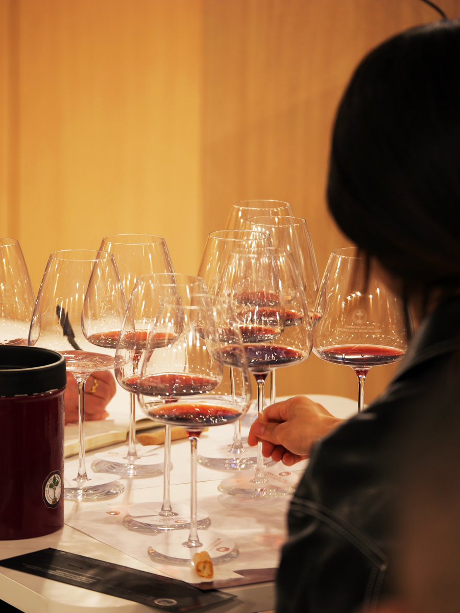 Each Brunello di Montalcino requires a time: to be produced, to be tasted, and to be appreciated as its best characteristics
#brunellodimontalcino #timelessemotion #sangiovese #finewine #finewines #rarewine #montalcino