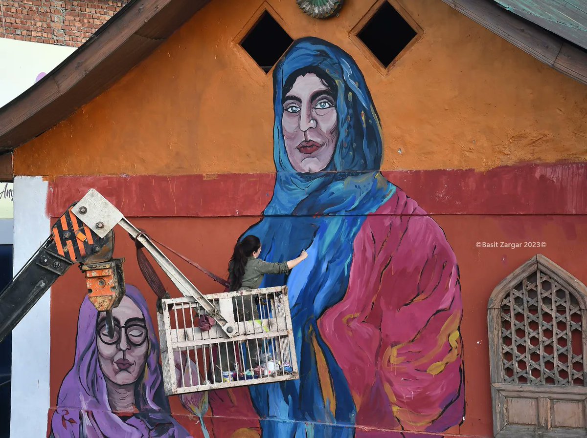 basiitzargar's tweet photo. Artist Zoya Khan paints a first-of-its-kind mural on women artisans on a building in Srinagar https://t.co/vyvR6Cc64f