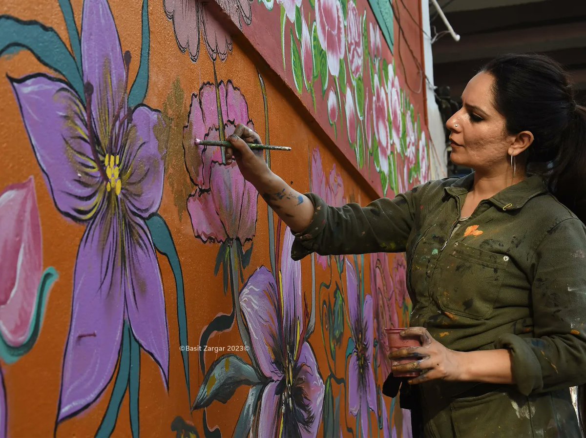 basiitzargar's tweet photo. Artist Zoya Khan paints a first-of-its-kind mural on women artisans on a building in Srinagar https://t.co/vyvR6Cc64f