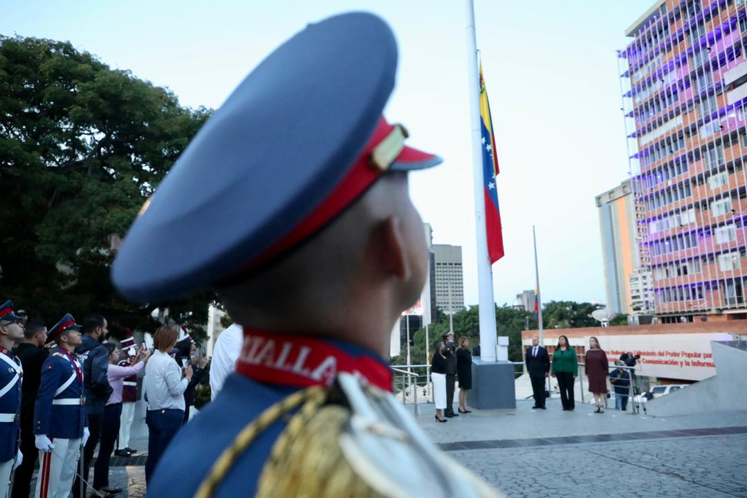 #EnFotos 📷 | A primera hora se llevó a cabo  acto de conmemoración del Día de la Bandera Nacional. Enalteciendo con orgullo el tricolor que representa la historia heroica e independentista de nuestra Patria.
#YoIzoMiBandera