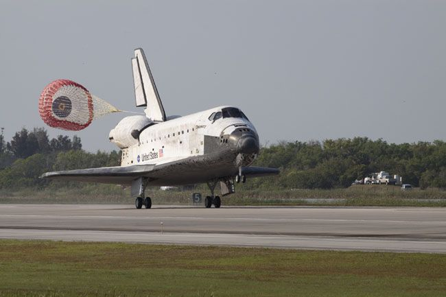 Astro_Clay's tweet photo. Gear down at 300 ft altitude, with drag chute deploy post-TD to the runway. Exciting memories, and note #STS131 #Discovery CDR #AlanPoindexter "Dex" had the second-best landing in the history of the #SpaceShuttleProgram (135 missions). #RIPDex https://t.co/LaeqXGZM7R