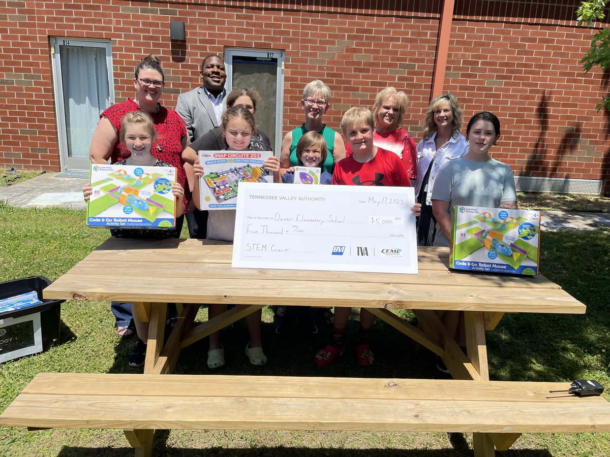 TVAnews's tweet photo. Calling all teachers! Our STEM Classroom grants are back! Submit project ideas in the areas of science, technology, engineering, and math for a chance to earn a grant for up to $5,000. Applications are open and close on September 15. Apply now: https://t.co/FLp6rw9h7o #TVASTEM https://t.co/ixWWmAIrjD