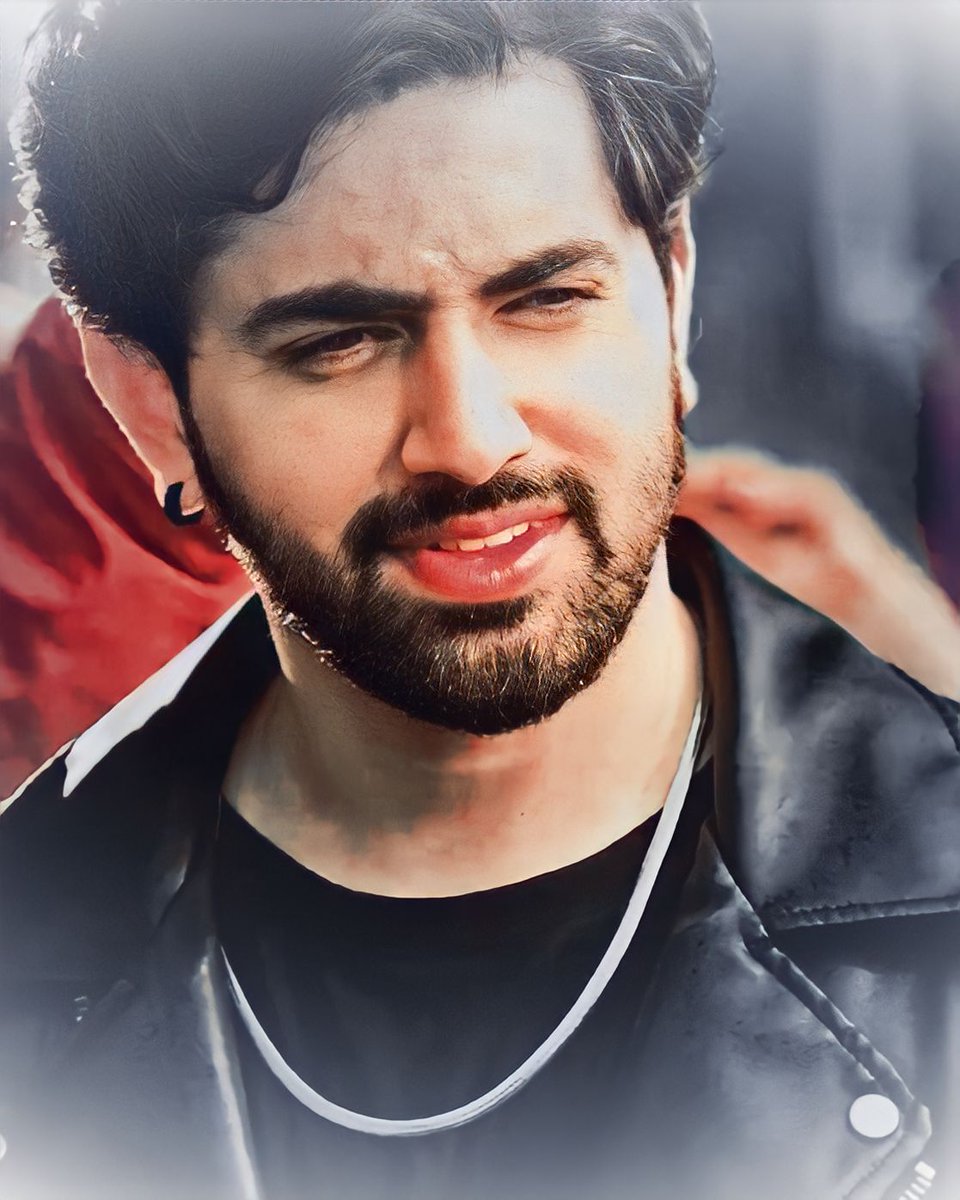 His jacket, short hair n the whole look is so amazing <3

IK TARA OUT TOMORROW