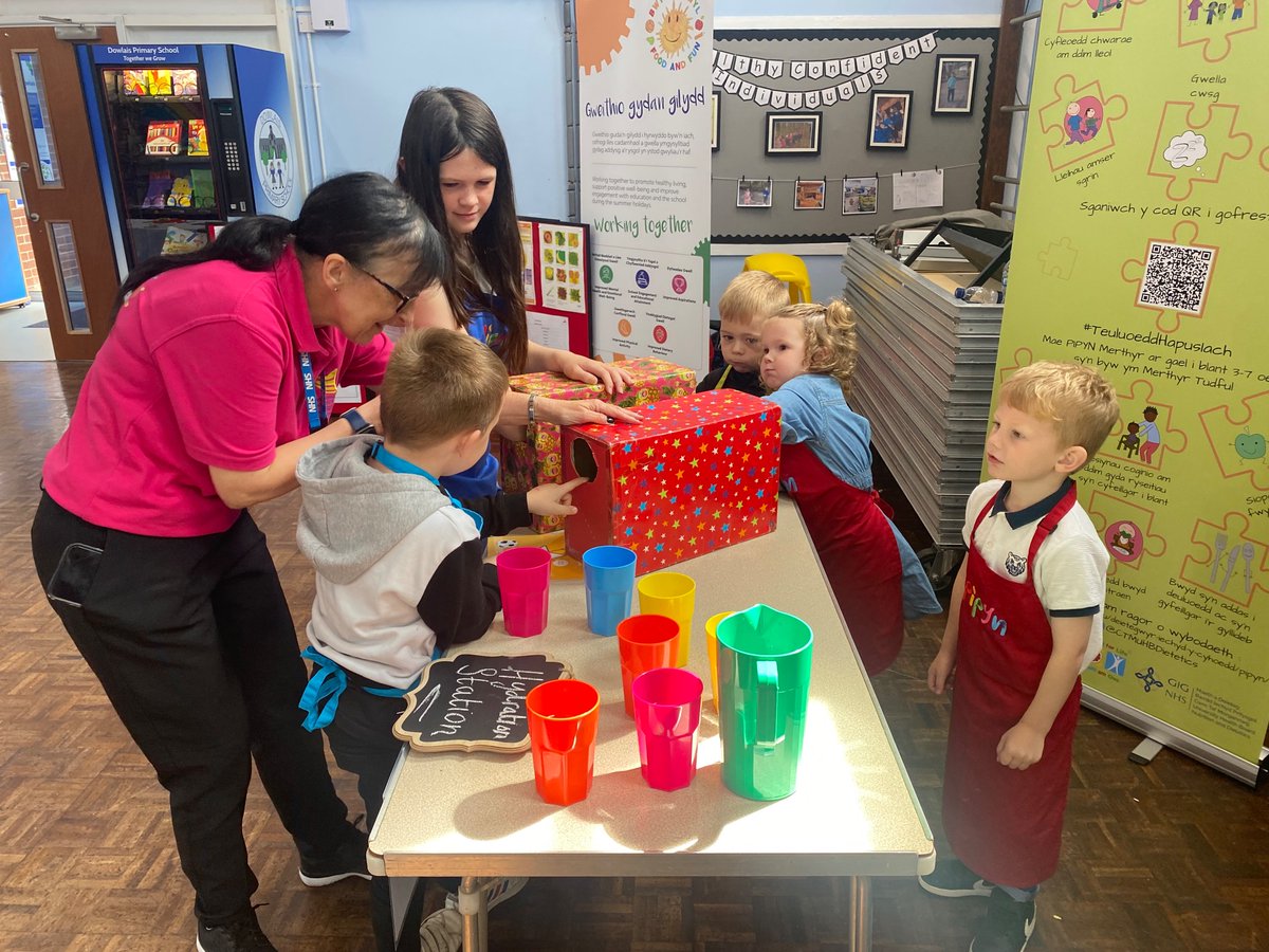 Guess what’s in the PIPYN party box? Introducing food outside of meal times through play can encourage children to try new foods.

…P.S. it was a coconut! 

#MerthyrPIPYN