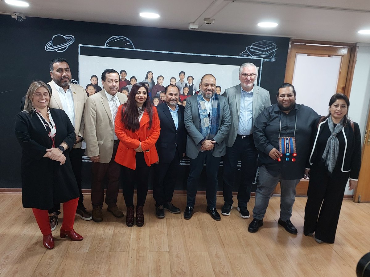 En reunión con Ministro de <a href="/Mineduc/">Ministerio de Educación</a> y Consejeros <a href="/CoredeTarapaca/">CORE Tarapaca</a> proyectando la instalación de nuevos colegios para Alto Hospicio. Juntos, trabajando por un futuro mejor para nuestras niñas y niños.