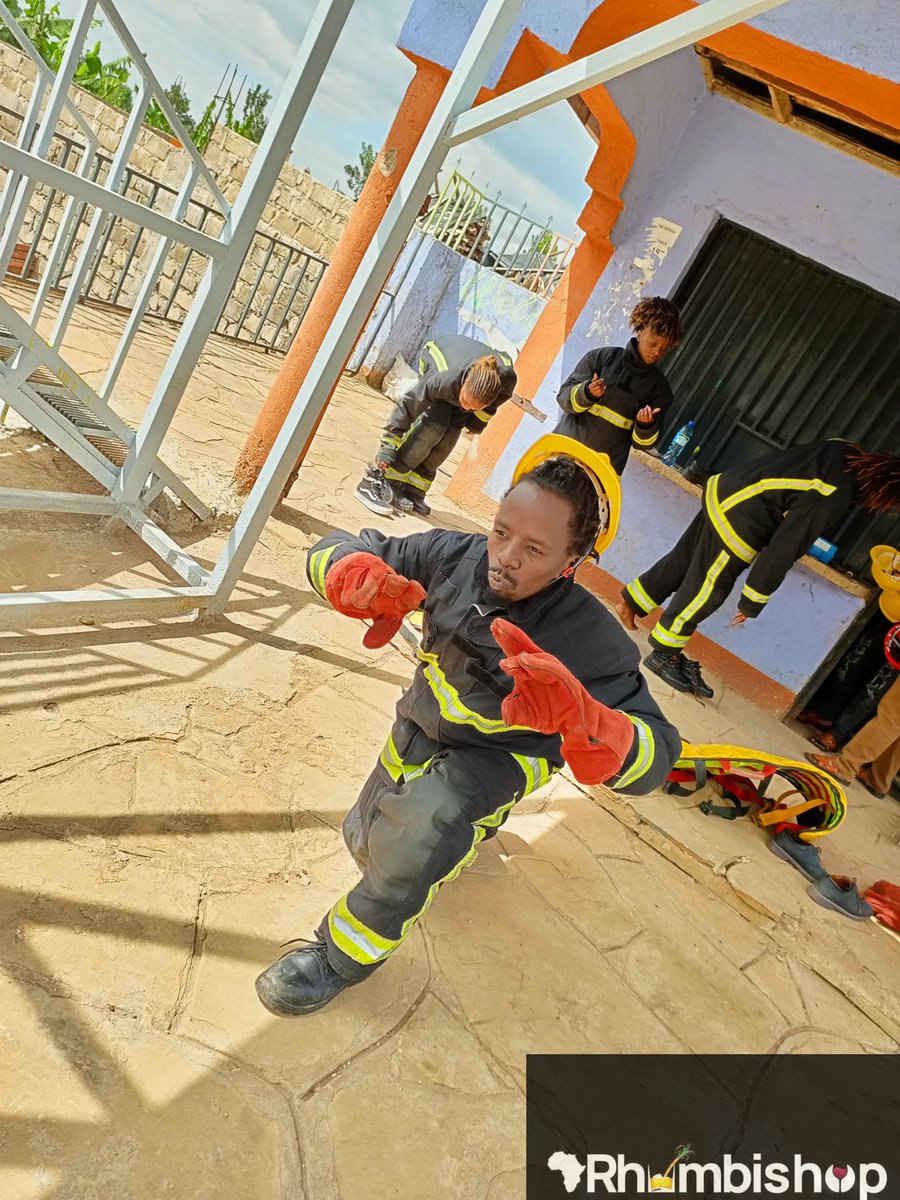 rhumbishop's tweet photo. Fire training folks. Ask questions🙋 I would be glad to answer #fireman #lifesaving #safety https://t.co/m1KRR7jEy5