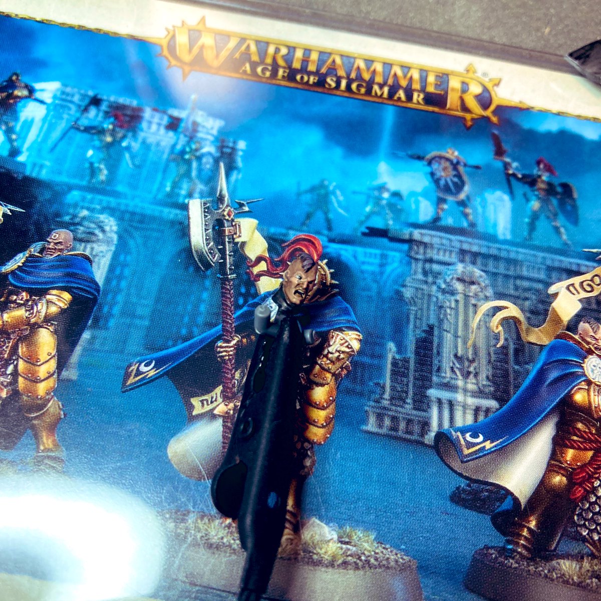 ini8nozo's tweet photo. 今日のプラエトール🎨
顔はこんなところで…
鎧はもう少し赤っぽい金へ…
#warhammer
#stormcast
#praetors https://t.co/trlGjfvvuW