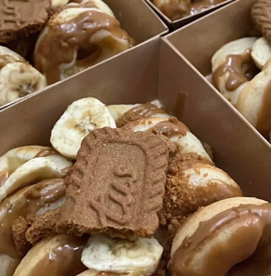 DWAUGHNBELLE's tweet photo. hi guys !! sa mga pupunta pala sa acer day baka want niyo ng mini donuts will be selling them 🫵🏻🧍🏻‍♀️ 

bili na kayo habang waiting pa mag open gate sarap promise ako may gawa e https://t.co/O9SsDbiTAY