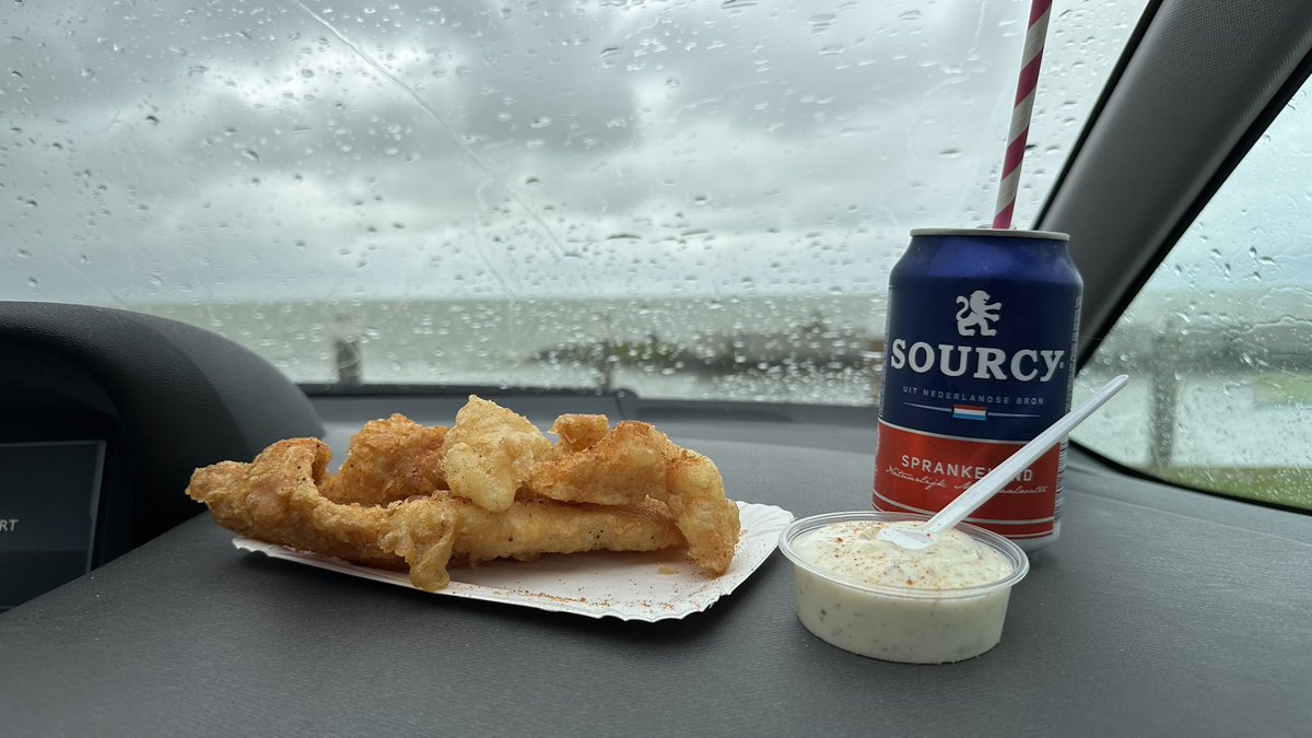 Mijn versie van ‘Kingdom by The sea ‘ door Paul Theroux. 
#lekkerbek #regen #auto #ijsselmeer #laaksum