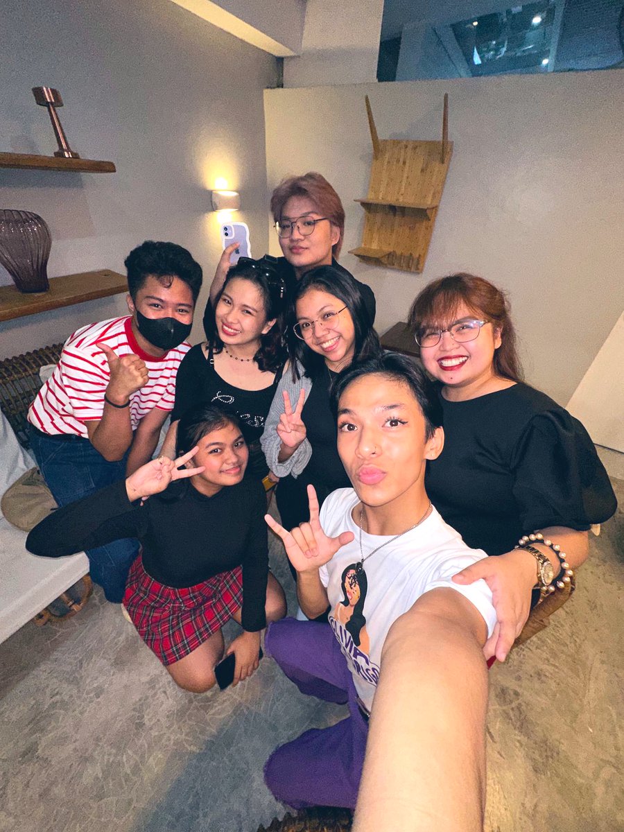 Allieeers's tweet photo. thank you so much for the invite, @UMUSICPH π«Ά
fun night with the livies!!!! we love you @oliviarodrigo π§ββοΈ
#ORVampFireNight https://t.co/Ej2pdYKjSc