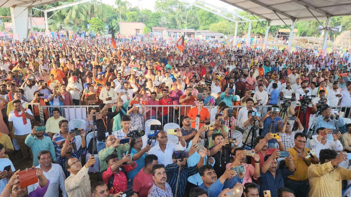 SuvenduWB's tweet photo. The people of Durgapur are being regularly deprived of the basic civic services which they expect from the Durgapur Municipal Corporation. Today I addressed a huge crowd who attended the @BJP4Bengal Protest Rally at Durgapur; Paschim Bardhaman district. The people of Durgapur are pissed off with the all-round corruption of the TMC Party. Their discontentment was well felt.

@AmitShah @JPNadda @sunilbansalbjp @amitmalviya @mangalpandeybjp