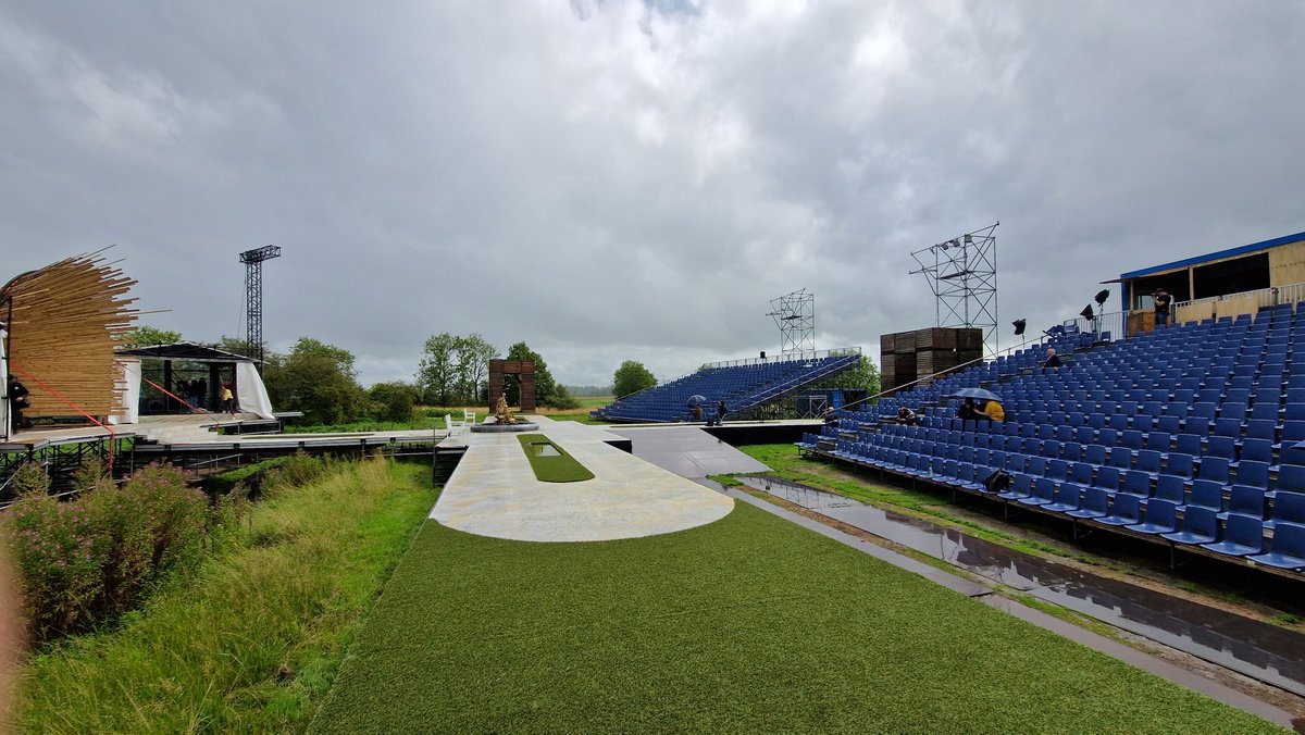 PRvanderHeide's tweet photo. Zag namens #DvhN een repetitie van Zummerbühne dat vanaf 16 augustus twintig keer de muziektheatervoorstelling Ripperda opvoert op de wierde van Maarhuizen. Regisseur Koos Terpstra kijkt toe hoe Bert Visscher de hoofdrol speelt. #zummerbühne #ripperda https://t.co/RUhJiVZaDZ
