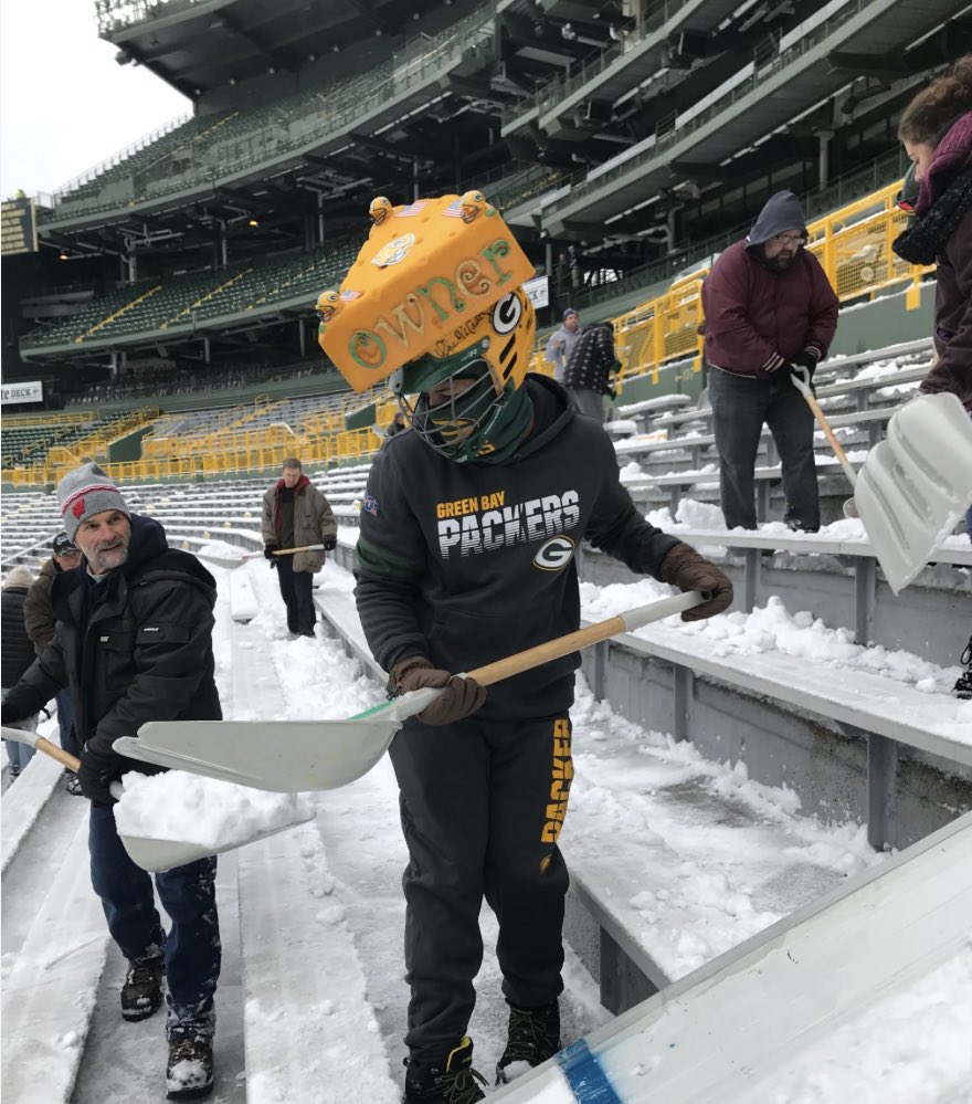 TheRealShlee's tweet photo. @TaylorSquaredTS Nice try. In #wisconsin not only do we willingly freeze our butts off to attend events we also help shovel beforehand #comingtocanada 😏🫶 https://t.co/Gex2aT59kC
