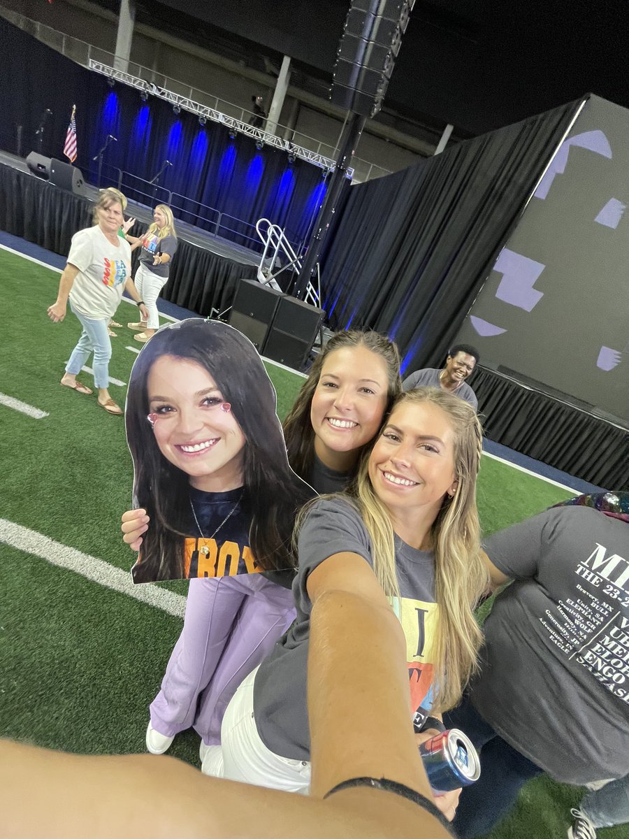 tannerrklein's tweet photo. Work for a district who shows you love even when you can’t make convocation!! Thankful for this district and school 🤩 @friscoisd @MinettElem @waldripm @danifry_math https://t.co/yx7mRPm3EK