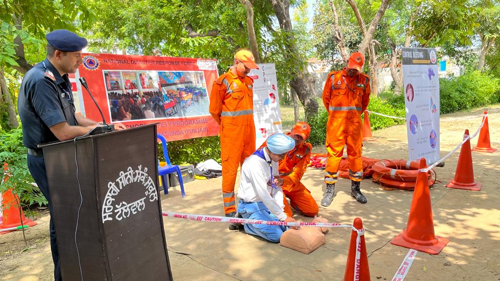 07NDRF's tweet photo. #Team7BnNDRF conducted #School_Safety_Programme under #FAMEx at GHS, Tallewal, Barnala (PB).
Topics Covered
FWR Rescue Techniques
CPR
Bandage
Bleeding Control
Splinting 
Dos &amp; Don'ts during Earthquake
Precautions during Heat Waves
@ndrfhq 
@atulkarwal
@ndmaindia 
@Cmopb
@ANI https://t.co/Qx6xkEwPUp